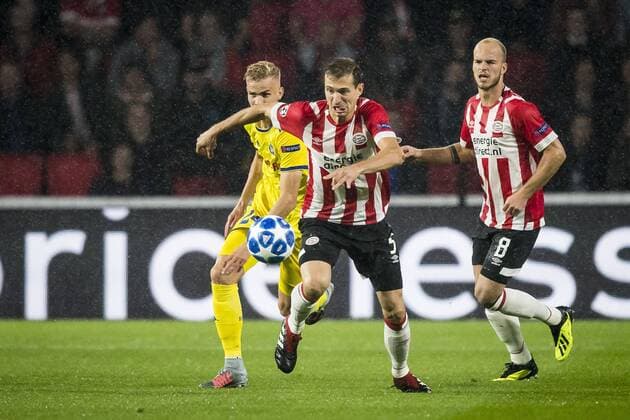 EINDHOVEN, PSV - BATE Borisov, 29-08-2018, voetbal, Champions League play-off, season 2018-2019, Philips Stadion, PSV player Daniel Schwaab (M), BATE Borisov player Jasse Tuominen (L), PSV player Jorrit Hendrix (R) PSV - Borisov  x2432717x
