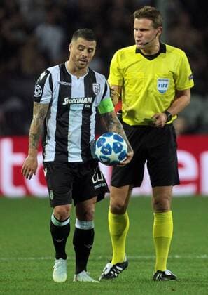 29.08.2018 Thessaloniki(Greece) FC PAOK-SL Benfica play off champions league men s football Vieirinha(L)FC PAOK reaact at decision of Felix Brych(R) German referee : 