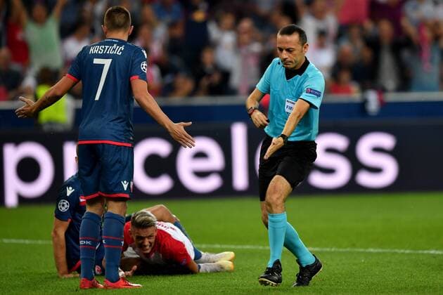 SOCCER - CL quali, RBS vs Belgrade SALZBURG,AUSTRIA,29.AUG.18 - SOCCER - UEFA Champions League qualification play-off, Red Bull Salzburg vs FC Red Star Belgrade. Image shows referee Cueneyt Cakir (TUR) and Hannes Wolf (RBS). Keywords: penalty. GEPAxpictures xFlorianxErtl
