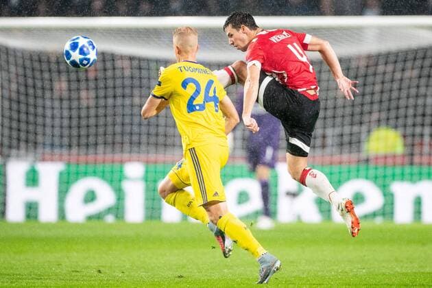 Jasse Tuominen of BATE Borisov, Nick Viergever of PSV during the UEFA Champions League play offs round second leg match between PSV Eindhoven and BATE Borisov at the Philips stadium on August 29, 2018 in Eindhoven, The Netherlands UEFA Champions League 2018 2019 xVIxVIxImagesx xTomxBodexMultimediaxIVx 11933342
