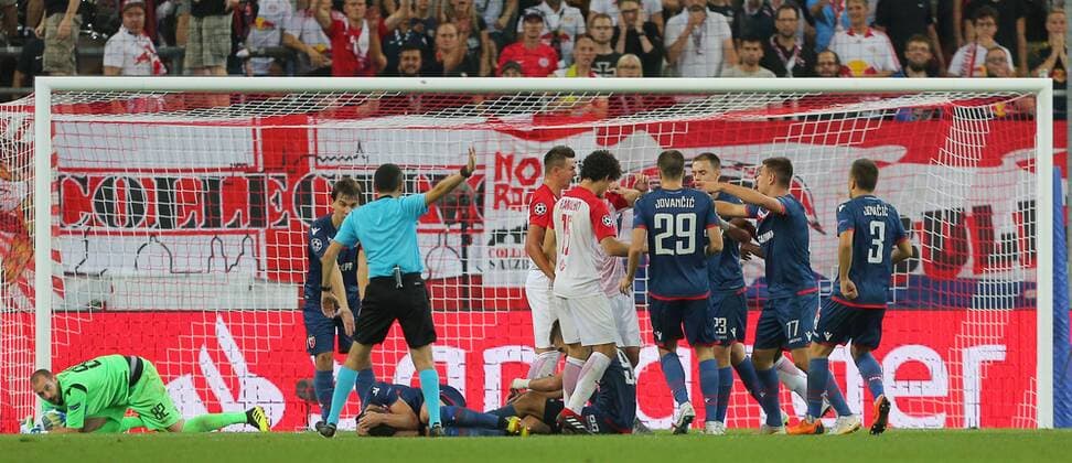 SOCCER - CL quali, RBS vs Belgrade SALZBURG,AUSTRIA,29.AUG.18 - SOCCER - UEFA Champions League qualification play-off, Red Bull Salzburg vs FC Red Star Belgrade. Image shows players of FC Red Star Belgrade and FC Red Bull Salzburg arguing. GEPAxpictures xThomasxBachun
