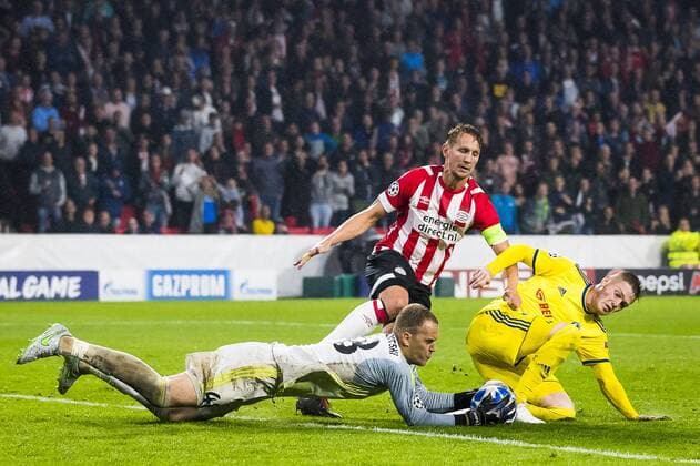 EINDHOVEN, PSV - BATE Borisov, 29-08-2018, voetbal, Champions League play-off, season 2018-2019, Philips Stadion, save from BATE Borisov goalkeeper Denis Scherbitski (L), PSV player Luuk de Jong (M), BATE Borisov player Aleksandar Filipovic (R) PSV - Borisov  x2432929x