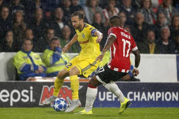 (L-R), Igor Stasevich of BATE Borisov, Steven Bergwijn of PSV during the UEFA Champions League play offs round second leg match between PSV Eindhoven and BATE Borisov at the Philips stadium on August 29, 2018 in Eindhoven, The Netherlands UEFA Champions League 2018 2019 xVIxVIxImagesx xJeroenxPutmansxIVx 11934945