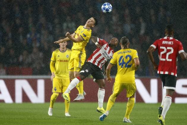 (L-R), Stanislav Dragun of BATE Borisov, Steven Bergwijn of PSV during the UEFA Champions League play offs round second leg match between PSV Eindhoven and BATE Borisov at the Philips stadium on August 29, 2018 in Eindhoven, The Netherlands UEFA Champions League 2018 2019 xVIxVIxImagesx xJeroenxPutmansxIVx 11934951