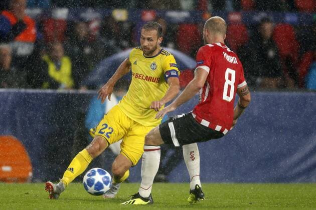 (L-R), Igor Stasevich of BATE Borisov, Jorrit Hendrix of PSV during the UEFA Champions League play offs round second leg match between PSV Eindhoven and BATE Borisov at the Philips stadium on August 29, 2018 in Eindhoven, The Netherlands UEFA Champions League 2018 2019 xVIxVIxImagesx xJeroenxPutmansxIVx 11936982