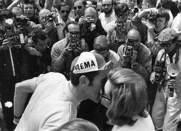 Eddy Merckx says goodbye to his wife Claudine in front of a sea of photographers before the start of the second stage of the Tour de France. (BELGA ARCHIVES)  x85218259stx