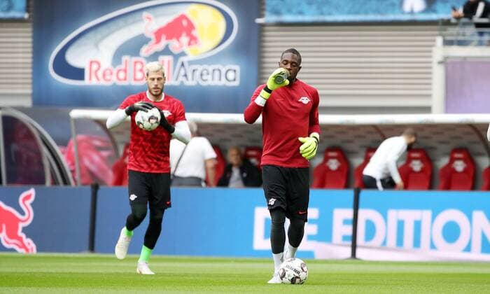RB Leipzig Luhansk Soccer Euro League Qualifiers Leipzig 30 08 2018 Red Bull Arena Soccer UEFA Euro League Qualification PlayOff 2nd leg RB Leipzig vs FK Sorja Luhansk In the picture from the left Goalkeeper Marius Müller Mueller 21 RB Leipzig and goalkeeper Yvon Mvogo 28 RB Leipzig before the match For PICTURE POINT or the author of the photo accepts no liability for the violation of personal rights and data protection of the persons depicted