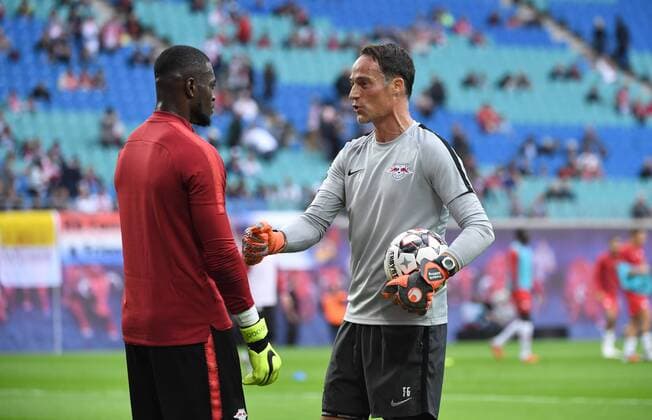 Soccer Mens Season 2018 2019 Europa League Qualifiers Playoffs Match RB Leipzig Sorja Luhansk v l Goalkeeper Yvon Mvogo RB Leipzigs TW coach Frederik Gößling warming up in warming up 30 08 2018 Copyright: xMatthiasxKochx
