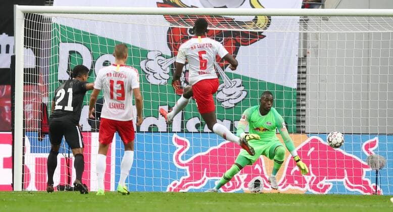 RB Leipzig Luhansk Soccer Euro League Qualifiers Leipzig 30 08 2018 Red Bull Arena Soccer UEFA Europa League Qualification Playoff RUECK RB Leipzig vs FK Sorja Luhansk UKR Pictured goal for Luhansk Rafael Ratao l 21 Luhansk meets goalkeeper Yvon Mvogo 28 RB Leipzig 1 1 compensation