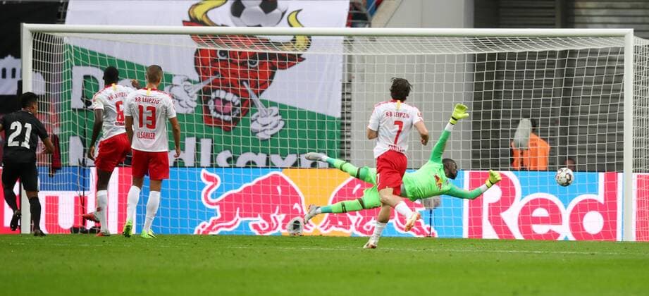 RB Leipzig Luhansk Soccer Euro League Qualifiers Leipzig 30 08 2018 Red Bull Arena Soccer UEFA Europa League Qualification Playoff RUECK RB Leipzig vs FK Sorja Luhansk UKR Pictured goal for Luhansk Rafael Ratao l 21 Luhansk meets goalkeeper Yvon Mvogo 28 RB Leipzig 1 1 compensation