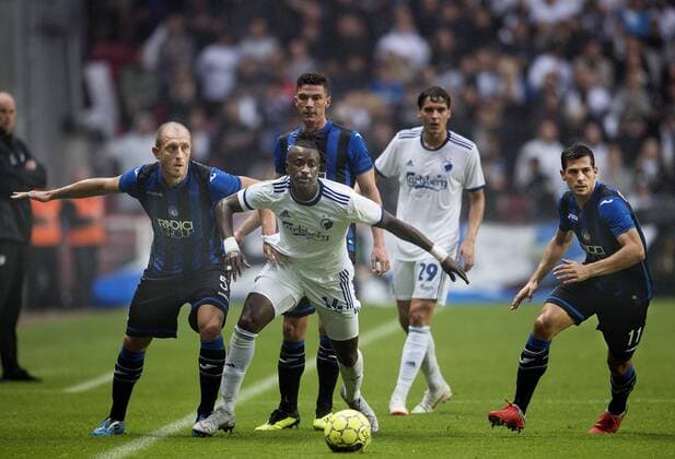 FCKs Dame N Doye mellem Atalantas Andrea Masiello og Remo Freuler under Europa League kampen mellem FCK-Atalanta i Telia Parken, torsdag den 30 august 2018. , Copenhagen Denmark  Copyright: Scanpix LiselottexSabroex cop104 spdk20180830-192759-L