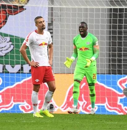 Soccer Men Season 2018 2019 Europa League Qualifiers Play offs RB Leipzig Sorja Luhansk v l Stefan Ilsanker RB Leipzig Goalkeeper Yvon Mvogo RB Leipzig after conceding to 1 1 30 08 2018 Copyright: xMatthiasxKochx