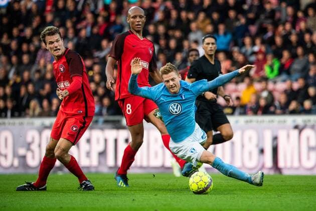 180830 Anders Christiansen or Malmö FF falls during a camp with Ayo Simon Okosun and Alexander Scholz of Midtjylland during the Europe League qualifying match between Midtjylland and Malmö FF on August 30, 2018 in Herning Photo Ludvig Thunman BILDBYR N code LT 35529  Copyright: LUDVIGxTHUNMAN BB180830LT052