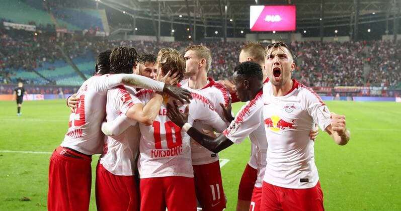 RB Leipzig Luhansk Soccer Euro League Qualifiers Leipzig 30 08 2018 Red Bull Arena Soccer UEFA Europa League Playoff Qualification RUECK RB Leipzig vs FK Sorja Luhansk UKR 3 2 1 1 Leipzig goal celebrations after the decisive goal for Emil Forsberg Nr. 10 in the picture Team Jubeltraube and Kevin Kampl r 44 Leipzig