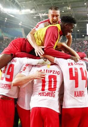 RB Leipzig Luhansk Soccer Euro League Qualifiers Leipzig 30 08 2018 Red Bull Arena Soccer UEFA Europa League Playoff Qualification RUECK RB Leipzig vs FK Sorja Luhansk UKR 3 2 1 1 Leipzig goal celebrations after the decisive goal for Emil Forsberg Nr. 10 in the picture Nordi Mukiele 22 RB Leipzig and Stefan Ilsanker 13 RB Leipzig cheer over the team