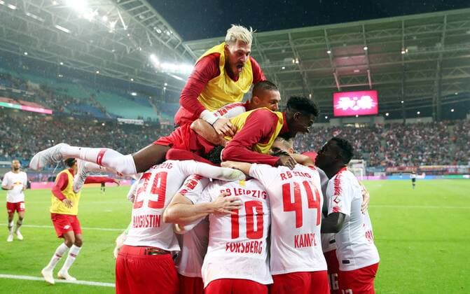 RB Leipzig Luhansk Soccer Euro League Qualifiers Leipzig 30 08 2018 Red Bull Arena Soccer UEFA Europa League Playoff Qualification RUECK RB Leipzig vs FK Sorja Luhansk UKR 3 2 1 1 Leipzig goal celebrations after the decisive goal for Emil Forsberg Nr. 10 in the picture Goalkeeper Marius Müller Mueller 21 RB Leipzig Nordi Mukiele 22 RB Leipzig and Stefan Ilsanker 13 RB Leipzig cheer over the team