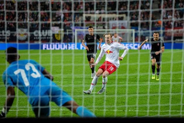 Attacking player Emil Forsberg 10 from RB Leipzig at the 11m against goalkeeper Luis Philippe 73 from the FC Zorya Luhansk during the encounter in the UEFA Europa League RB Leipzig vs Zorya Luhansk at the Red Bull Arena on 30 August 2018 in Leipzig Saxony Germany FB EL RB Leipzig FC Zorya Luhansk Copyright: xEIBNER HartmutxBoesenerx EP_HBR