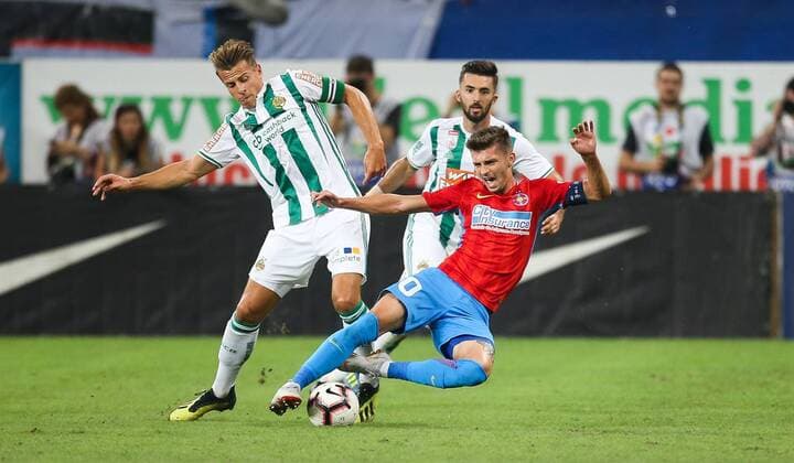 SOCCER - EL quali, Steaua vs Rapid BUCHAREST,ROMANIA,30.AUG.18 - SOCCER - UEFA Europa League, qualification, play off, Steaua Bukarest vs SK Rapid Wien. Image shows Stefan Schwab (Rapid) and Florin Tanase (Steaua). Keywords: Wien Energie. GEPAxpictures xPhilippxBrem