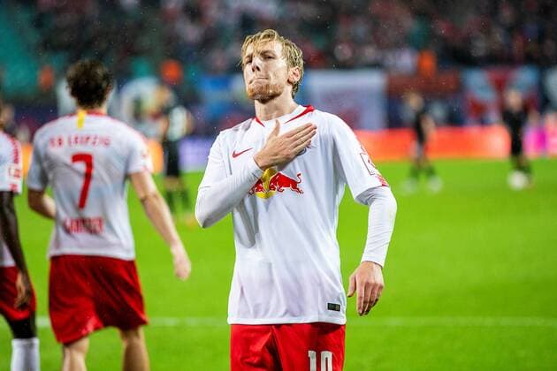 Attacking player Emil Forsberg 10 from RB Leipzig with heartfelt congratulations to the fans after his 11m to 3 2 during the match in the UEFA Europa League RB Leipzig vs. Zorya Luhansk at the Red Bull Arena on 30th August 2018 in Leipzig Saxony Germany FB EL RB Leipzig FC Zorya Luhansk Copyright: xEIBNER HartmutxBoesenerx EP_HBR