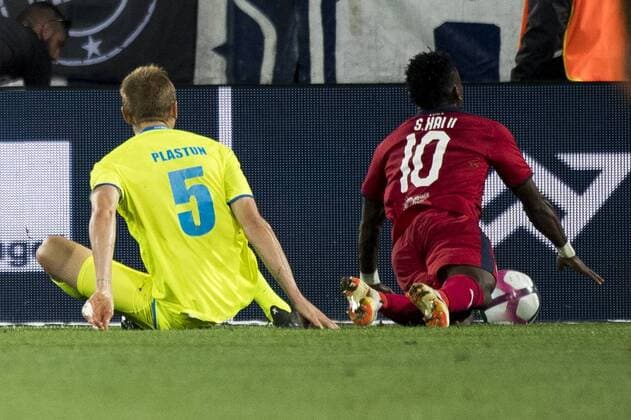 Gent s Igor Plastun and Bordeaux s Samuel Kalu fight for the ball during a soccer game between French team FC Girondins de Bordeaux and Belgian club KAA Gent, Thursday 30 August 2018 in Bordeaux, France, the return game of the play-off for the UEFA Europa League competition. The first leg ended in a 0-0 draw. JASPERxJACOBS  x05416784x