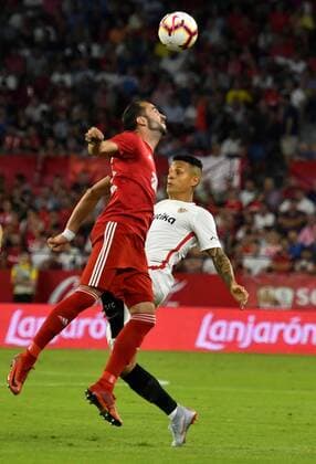 Sevilla FC s Guilherme Arana (R) and Sigma Olomuc s Tomas Zahradnicek (L) in action during the UEFA Europa League playoff, second leg soccer match between Sevilla FC and Sigma Olomuc in Sevilla, southern Spain, 30 August 2018. Sevilla FC vs Sigma Olomuc !ACHTUNG: NUR REDAKTIONELLE NUTZUNG!  Copyright: xRaúlxCarox GRAF2981 20180830-636712656182037612