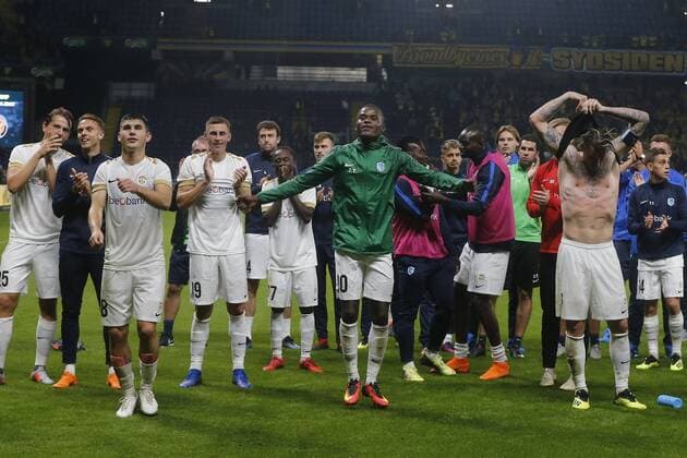 COPENHAGEN, DENMARK - AUGUST 29 : Ally Mbwana Samatta forward of Genk and players of Genk celebrate the victory after the UEFA Europa League Play-offs 2nd leg match between Brondby IF and KRC Genk at the Brondby stadion on August 29, 2018 in Copenhagen, Denmark, 29 08 18 FOOTBALL : Brondby IF v KRC Genk - UEFA Europa League - 30 08 2018 PHOTONEWS PANORAMIC 
