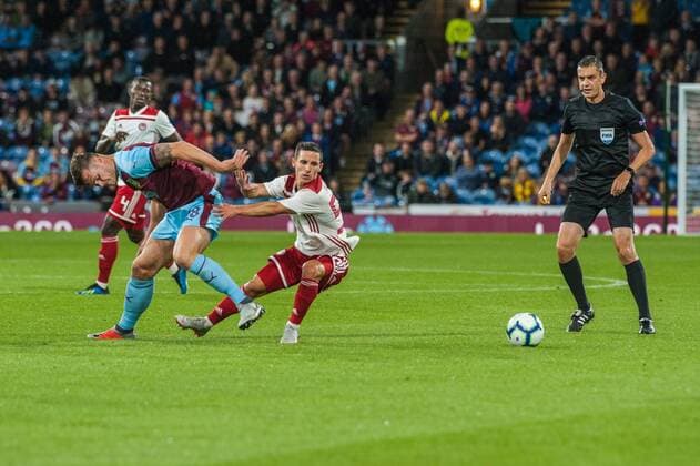 Burnley v Olympiakos F.C. UEFA Europa League Daniel Podence of Olympiakos holds off Kevin Long of Burnley during the UEFA Europa League match at Turf Moor, Burnley Content Not Available For UK Newspapers Copyright: xMattxWilkinsonx FIL-12218-0046