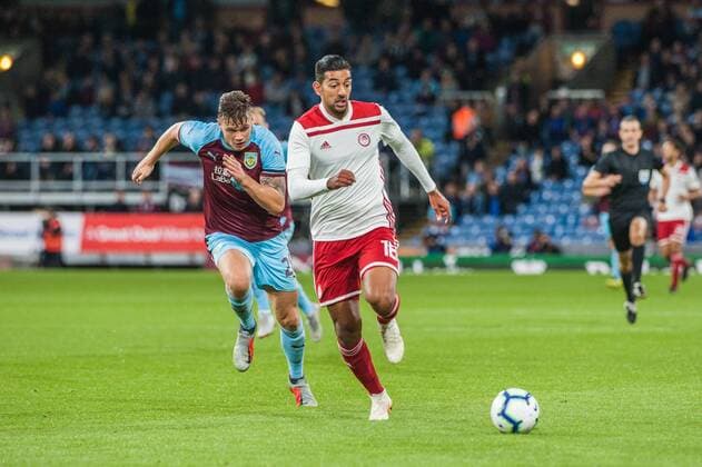 Burnley v Olympiakos F.C. UEFA Europa League Ahmed Hassan of Olympiakos bears down on goal ahead of Kevin Long of Burnley during the UEFA Europa League match at Turf Moor, Burnley Content Not Available For UK Newspapers Copyright: xMattxWilkinsonx FIL-12218-0047