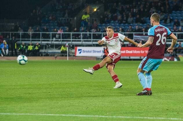 Burnley v Olympiakos F.C. UEFA Europa League Konstantinos Tsimikas of Olympiakos with a shot from distance during the UEFA Europa League match at Turf Moor, Burnley Content Not Available For UK Newspapers Copyright: xMattxWilkinsonx FIL-12218-0051