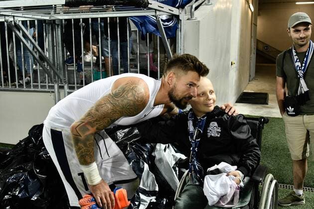 Sport Bilder des Tages Benoit Costil (gir) donne son maillot a un enfant malade FOOTBALL : Bordeaux vs KAA Gent- 4eme Tour Ligue Europa - Bordeaux - 30 08 2018 ThierryBreton Panoramic 