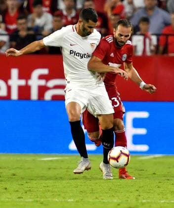 Sevilla FC s French midfielder Maxime Gonalons (L) vies for the ball with Tomas Zahradnicek during the UEFA Europa League play off second leg match between Seville and Sigma Olomuc, at the Ramon Sanchez Pizjuan stadium, in Seville, Andalusia, Spain, 30 August 2018. Sevilla vs. Sigma Olomuc !ACHTUNG: NUR REDAKTIONELLE NUTZUNG!  Copyright: xRaulxCarox SEV02 20180830-636712701167698099