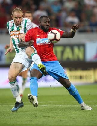 SOCCER - EL quali, Steaua vs Rapid BUCHAREST,ROMANIA,30.AUG.18 - SOCCER - UEFA Europa League, qualification, play off, Steaua Bukarest vs SK Rapid Wien. Image shows Mario Sonnleitner (Rapid) and Harlem Gnohere (Steaua). Keywords: Wien Energie. GEPAxpictures xPhilippxBrem
