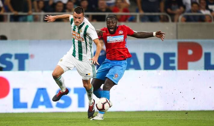 SOCCER - EL quali, Steaua vs Rapid BUCHAREST,ROMANIA,30.AUG.18 - SOCCER - UEFA Europa League, qualification, play off, Steaua Bukarest vs SK Rapid Wien. Image shows Mateo Barac (Rapid) and Harlem Gnohere (Steaua). Keywords: Wien Energie. GEPAxpictures xPhilippxBrem