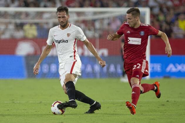Spain: Sevilla FC vs SIgma Olomuc 30th August 2018, Ramon Sanchez Pizjuan, Sevilla, Spain; UEFA Europa League football, Sevilla FC versus Sigma Olomuc; Franco Vazquez, player of Sevilla FC drives back the ball Sevilla Andalucia Spain Ramon Sanchez Pizjuan  UKKOxImages AntonioxPozo PacificxPress
