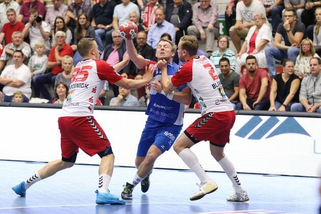 Mario Stark TV Grosswallstadt 27 against Jan von Boenigk ASV Hamm Westphalia 95 left and Lukas Blohme ASV Hamm Westphalia 2 right ASV Hamm Westphalia vs TV Grosswallstadt Handball 2 Bundesliga 31 08 2018 ASV Hamm Westphalia vs TV Grosswallstadt Handball 2 Bundesliga 31 08 2018 Hamm Copyright: xEIBNER JanxStrohdiekx EP_JSK