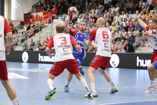 Tom Spiess TV Grosswallstadt 31 against Fabian Huesmann ASV Hamm Westphalia 3 left and Markus Fuchs ASV Hamm Westphalia 6 right ASV Hamm Westphalia vs TV Grosswallstadt Handball 2 Bundesliga 31 08 2018 ASV Hamm Westphalia vs TV Grosswallstadt Handball 2 Bundesliga 31 08 2018 Hamm Copyright: xEIBNER JanxStrohdiekx EP_JSK