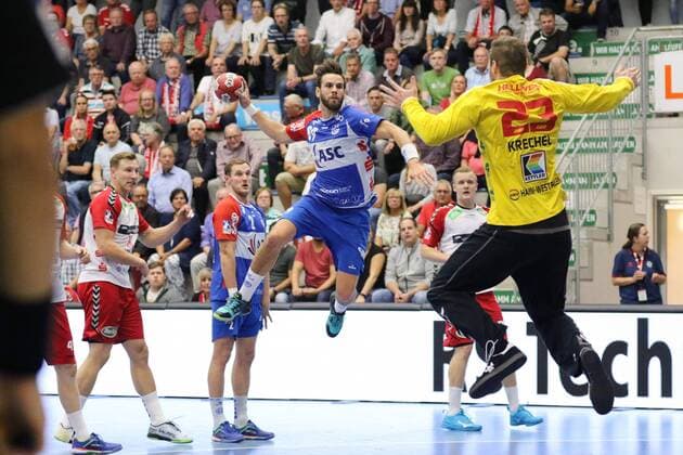 Andre Goepfert TV Grosswallstadt 89 in the final against Oliver Krechel ASV Hamm Westphalia 23 front ASV Hamm Westphalia vs TV Grosswallstadt Handball 2 Bundesliga 31 08 2018 ASV Hamm Westphalia vs TV Grosswallstadt Handball 2 Bundesliga 31 08 2018 Hamm Copyright: xEIBNER JanxStrohdiekx EP_JSK