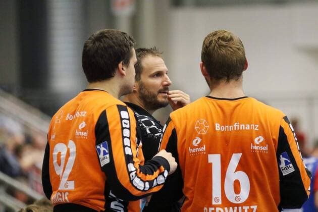 Florian Bauer Coach TV Grosswallstadt centered with Artur Kugis TV Grosswallstadt 92 left and Jan Steffen Redwitz TV Grosswallstadt 16 right ASV Hamm Westphalia vs TV Grosswallstadt Handball 2 Bundesliga 31 08 2018 ASV Hamm Westphalia vs TV Grosswallstadt Handball 2 Bundesliga 31 08 2018 Hamm Copyright: xEIBNER JanxStrohdiekx EP_JSK