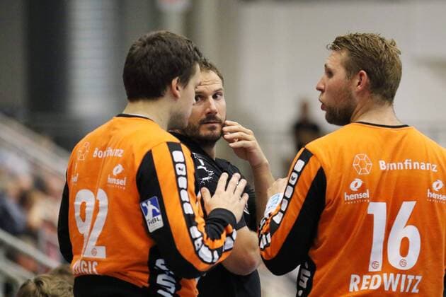 Florian Bauer Coach TV Grosswallstadt centered with Artur Kugis TV Grosswallstadt 92 left and Jan Steffen Redwitz TV Grosswallstadt 16 right ASV Hamm Westphalia vs TV Grosswallstadt Handball 2 Bundesliga 31 08 2018 ASV Hamm Westphalia vs TV Grosswallstadt Handball 2 Bundesliga 31 08 2018 Hamm Copyright: xEIBNER JanxStrohdiekx EP_JSK