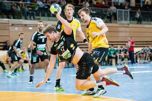 Bennet Johnen Nr 17 Rhein Vikings throws on the guest gate In the background Pontus Zetterman Nr 27 HSC Coburg and Markus Hagelin Nr 5 HSC Coburg HC Rhein Vikings vs HSC 2000 Coburg Handball 2 Bundesliga 31 08 18 Dusseldorf NRW Germany Castello Copyright: xdnet_nszx