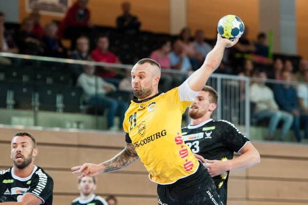 Florian Billek No. 21 HSC Coburg throws on the goal of Vikings In the picture v l Philipp Pöter No. 8 Rhine Vikings Ivan Milas No. 23 Rhine Vikings HC Rhine Vikings vs HSC 2000 Coburg Handball 2 Bundesliga 31 08 18 Dusseldorf NRW Germany Castello Copyright: xdnet_nszx