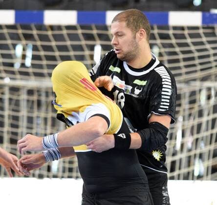 2 Handball Bundesliga HC Rhein Vikings HSC Coburg 31 08 2018 Teo Coric Vikings wins the jersey over Sebastian Weber HM
