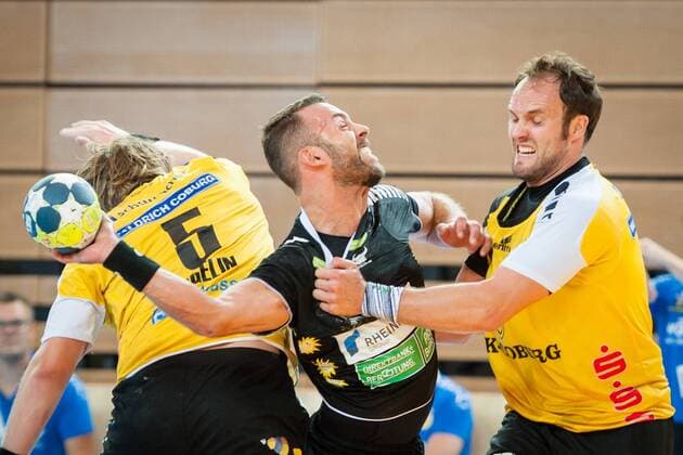 Sebastian Weber No. 11 HSC Coburg tries to keep Philipp Pöters No. 8 Rhein Vikings on the throw Markus Hagelin No. 5 HSC Coburg has to give up HC Rhein Vikings vs HSC 2000 Coburg Handball 2 Bundesliga 31 08 18 Düsseldorf NRW Germany Castello Copyright: xdnet_nszx