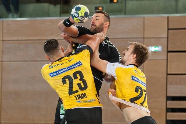 Marcel Timm No. 23 HSC Coburg and Pontus Zetterman No. 27 HSC Coburg use their entire body here against Philipp Pöter No. 8 Rhein Vikings HC Rhein Vikings vs HSC 2000 Coburg Handball 2 Bundesliga 31 08 18 Düsseldorf NRW Germany Castello Copyright: xdnet_nszx