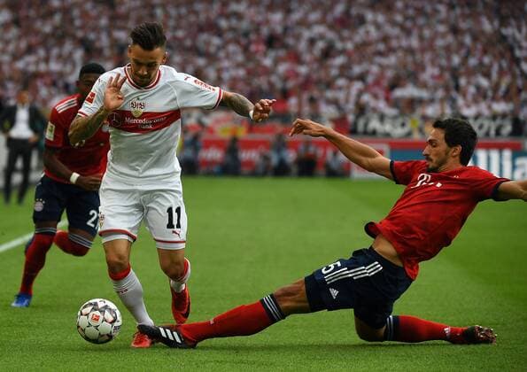 01.09.2018, xjhx, Fussball 1. Bundesliga, VfB Stuttgart - FC Bayern Muenchen emspor, v.l. Anastasios Donis (VfB Stuttgart), Mats Hummels (FC Bayern Muenchen) (DFL DFB REGULATIONS PROHIBIT ANY USE OF PHOTOGRAPHS as IMAGE SEQUENCES and or QUASI-VIDEO) Stuttgart *** 01 09 2018 xjhx Soccer 1 Bundesliga VfB Stuttgart FC Bayern Muenchen emspor v Anastasios Donis VfB Stuttgart Mats Hummels FC Bayern Muenchen DFL DFB REGULATIONS PROHIBIT ANY USE OF PHOTOGRAPHS as IMAGE SEQUENCES and or QUASI VIDEO Stuttgart