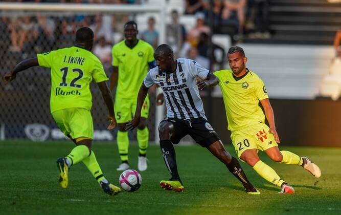 Fußball, SCO Angers - OSC Lille Thiago Maia ( LOSC ) - Thomas Toure ( Angers ) - Jonathan Ikone ( LOSC ) FOOTBALL : SCO Angers vs Lille OSC - Ligue 1 - Angers - 01 09 2018 FedericoPestellini Panoramic 