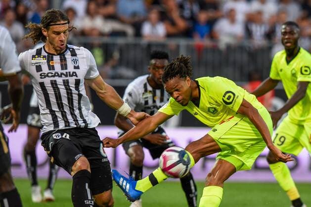 Fußball, SCO Angers - OSC Lille Loic Remy ( LOSC ) - Mateo Pavlovic ( Angers ) FOOTBALL : SCO Angers vs Lille OSC - Ligue 1 - Angers - 01 09 2018 FedericoPestellini Panoramic 