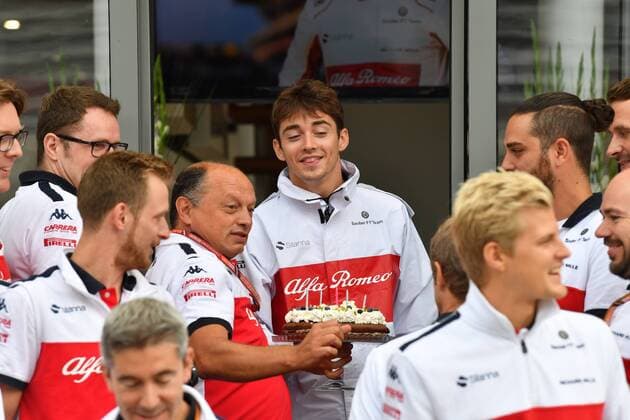 Birthday of Marcus Ericsson Alfa Romeo Sauber F1 Team and Sauber Team behind Charles Leclerc Alfa Romeo Sauber F1 Team Italian Grand Prix Renntag 02 09 2018 ITA Italian Grand Prix 02 09 2018 Monza Copyright: xEIBNER JerryxAndrex EP_EER
