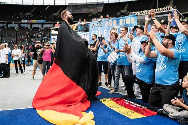 Sport Themen der Woche KW35 Berlin, Deutschland, 02.09.2018: Robert Harting feiert mit den Zuschauern nach seinem letzten Wurf bei seinem letzten Wettkampf beim Leichtathletik Meeting ISTAF im Berliner Olympiastadion. *** Berlin Germany 02 09 2018 Robert Harting celebrates with the spectators after his last litter at his last competition at the athletics meeting ISTAF in the Berlin Olympic Stadium