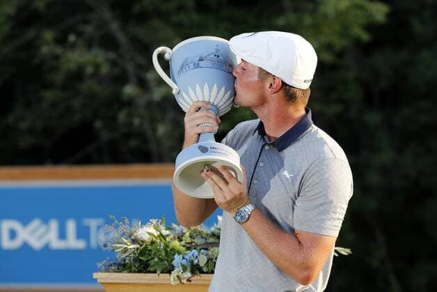 NORTON, MA - SEPTEMBER 03: Bryson DeChambeau of the United States kisses the Wedgewood Trophy after winning the Dell Technologies Championship on September 3, 2018, at TPC Boston in Norton, Massachusetts. (Photo by Fred Kfoury III Icon Sportswire) GOLF: SEP 03 PGA Golf Herren - Dell Technologies Championship Icon482180903035 EDITORIAL USE ONLY